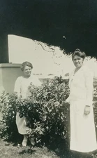 c.1920s Geranium Porch Ladies Proper Fashion Neighbor B&W Vintage Photograph