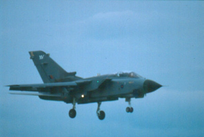 MILITÄRFLUGZEUG FARBDIA EINES RAF TORNADO JET FLUGZEUGS IM FLUG.