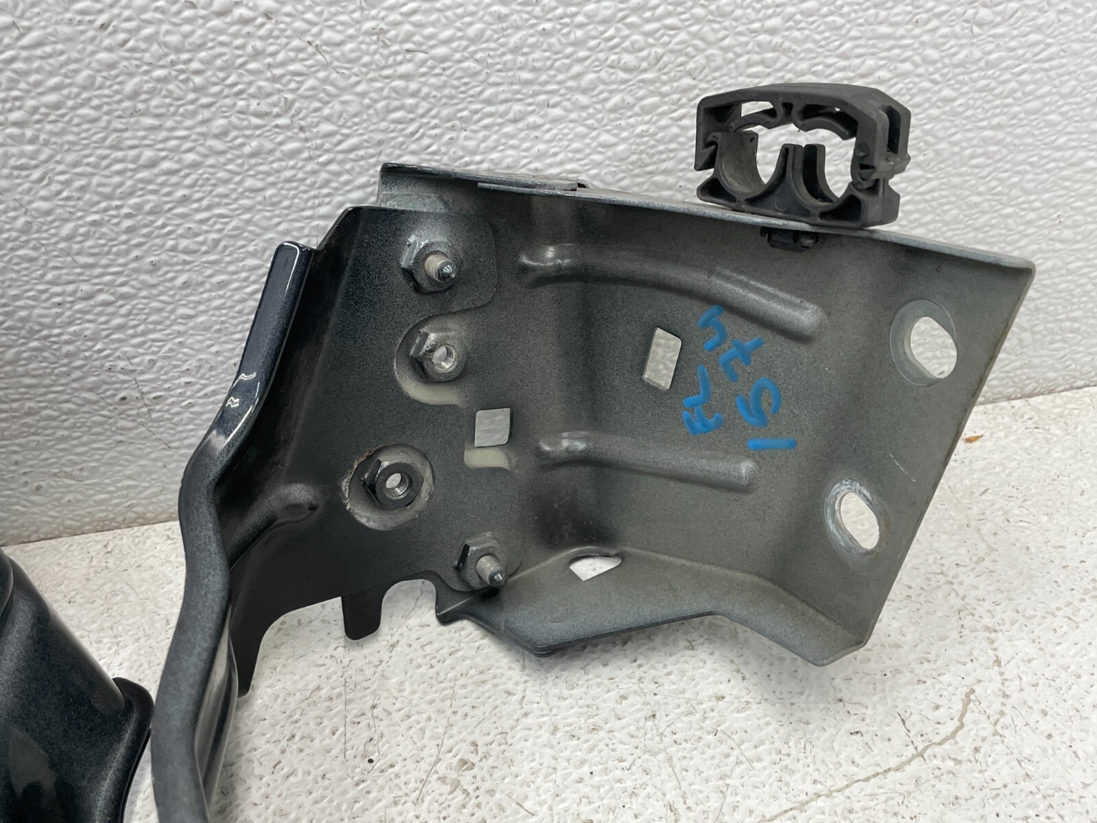 14-17 Maserati Quattroporte GTS Front Left Right Fender Bracket Set 1574 OEM