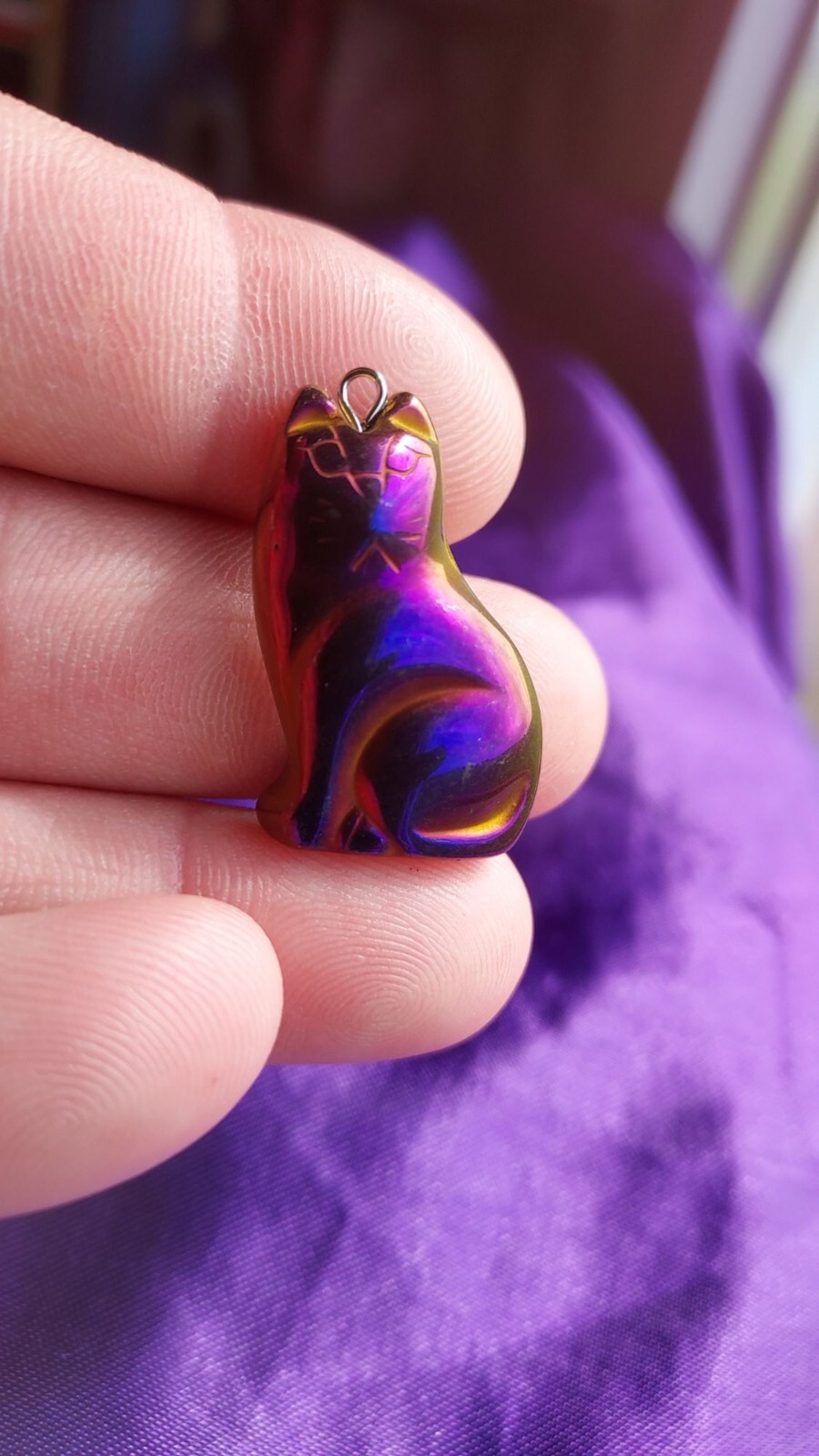 Pendentif chat en hématite violette 3.1 cm avec contours dorés