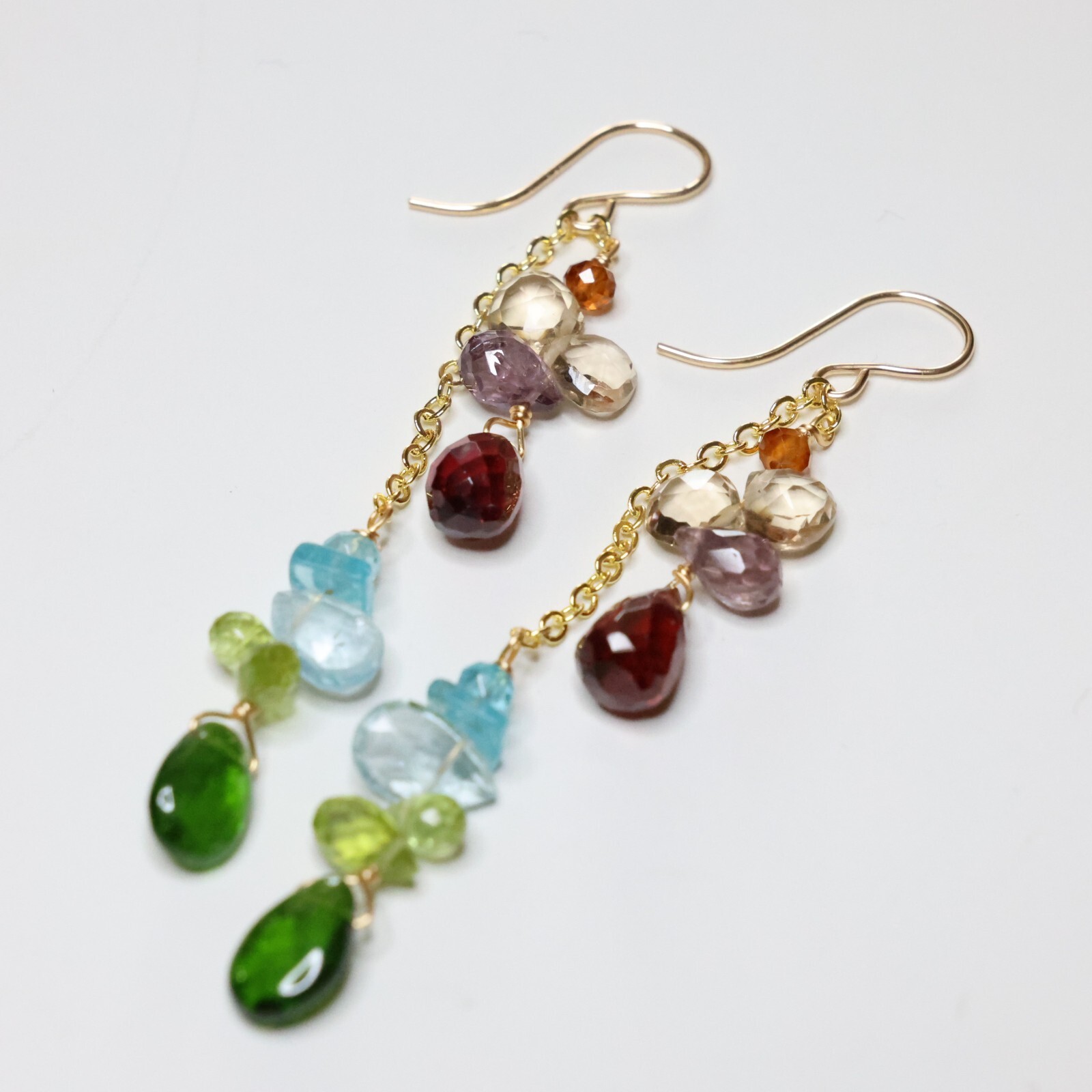 Boucles d'oreilles spinelle noir et pierres précieuses en gold filled de taille moyenne