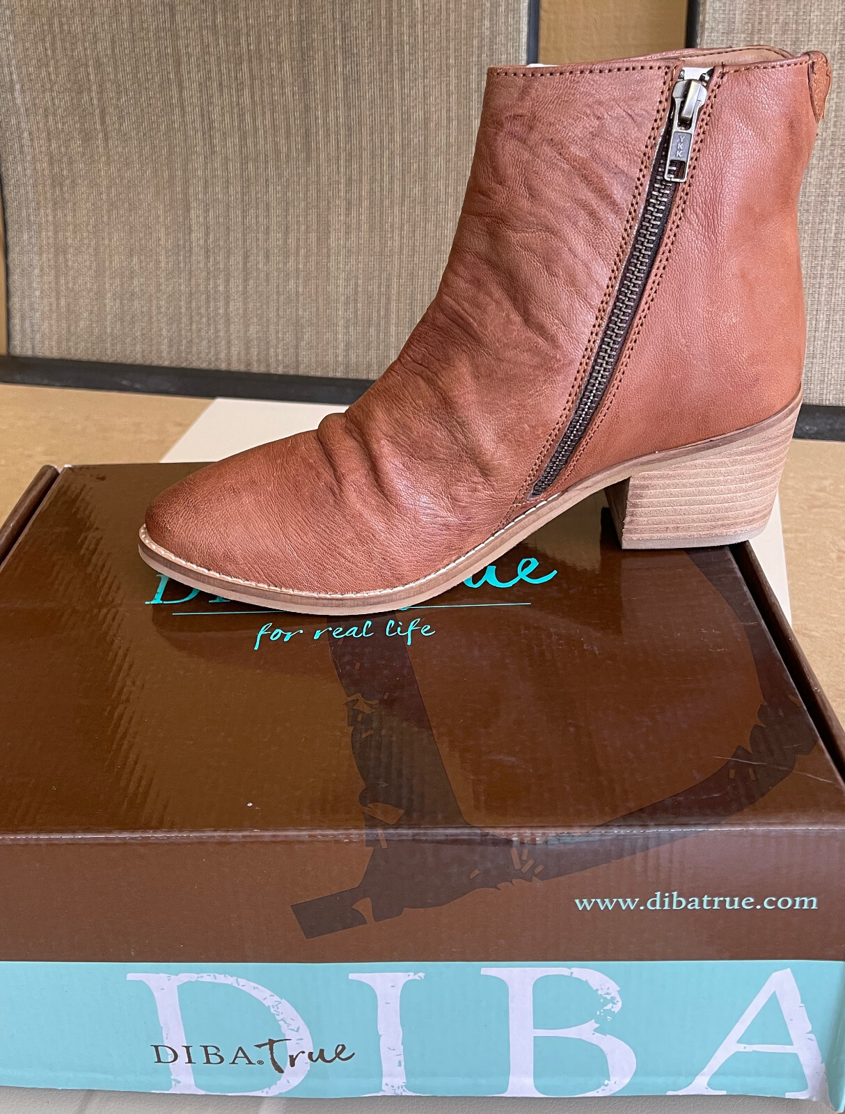 DIBA TRUE WOMEN'S LEATHER HEL LINA HEEL BOOTIES. SIZE: 8 BROWN