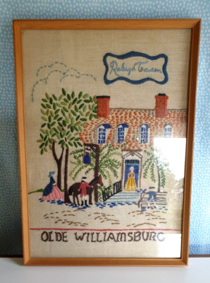 Vintage Olde Williamsburg Raleigh Tavern Crewel Stickerei gerahmtes Bild