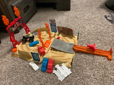 Hot Wheels Monster Jams Truck World Finals Stunt Stadium Playset with 4 Trucks