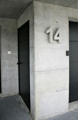 XL Hausnummer aus Beton 32 cm Font: ARIAL BOLD Concrete House Number Top Design
