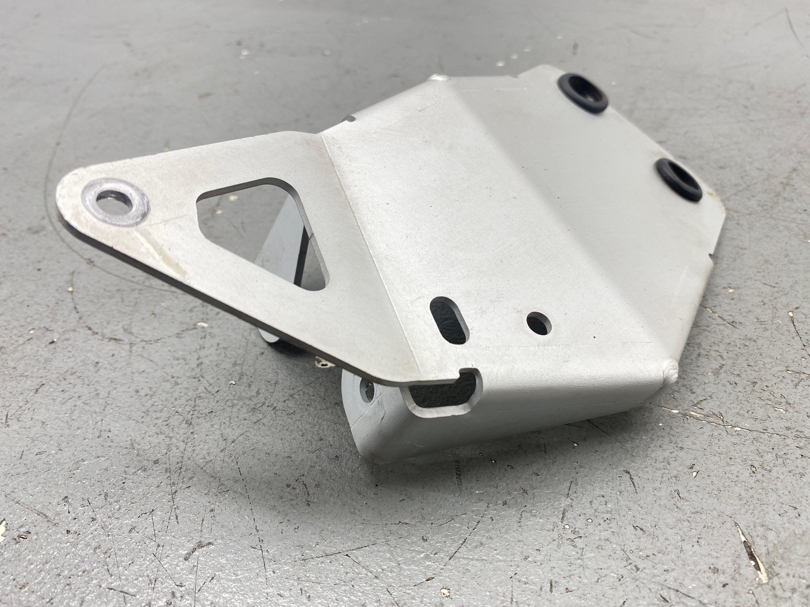 2020-2023 MCLAREN GT RIGHT SIDE MISC SUPPORT BRACKET 22LA010GP OEM 2021 2022