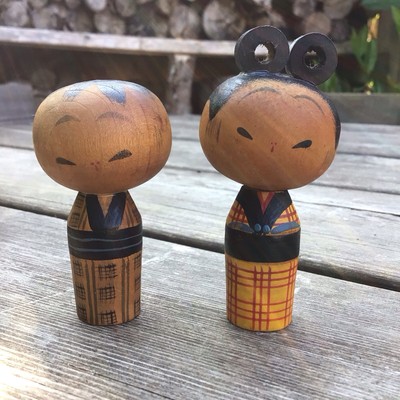 Altes altes japanisches geschnitztes Holz handbemalt Paar Kokeshi Puppen - eine AF