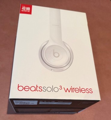 Beats Solo3 Wireless Headphones - Gloss White, 40 hr battery, Near Mint in Box