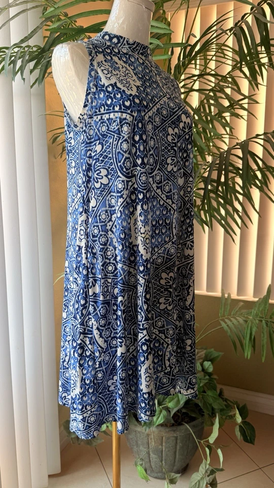 VESTIDO MOCK NECK SHIFT ESTAMPA GEOMÉTRICA AZUL E BRANCO TAMANHO M - Imagem 2 de 4