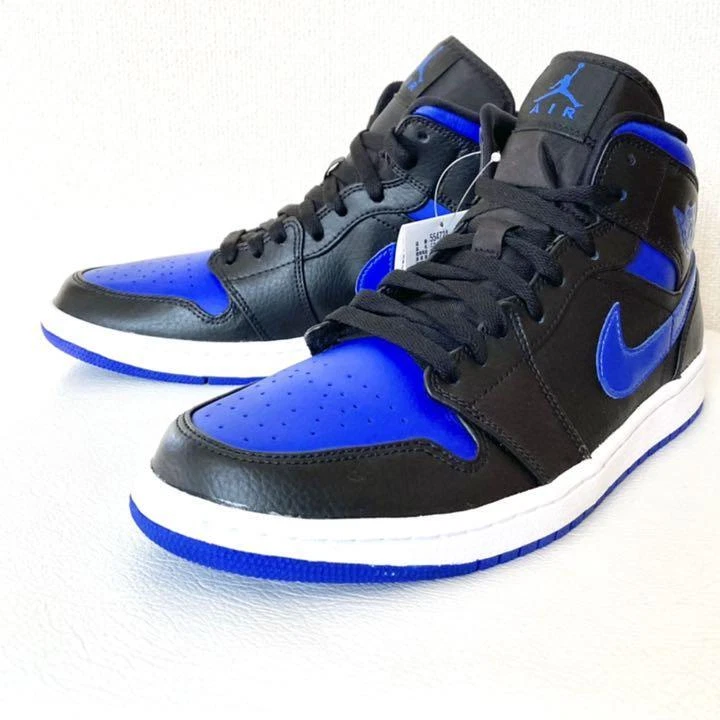 New article with a black tag NIKE AIR JORDAN 1