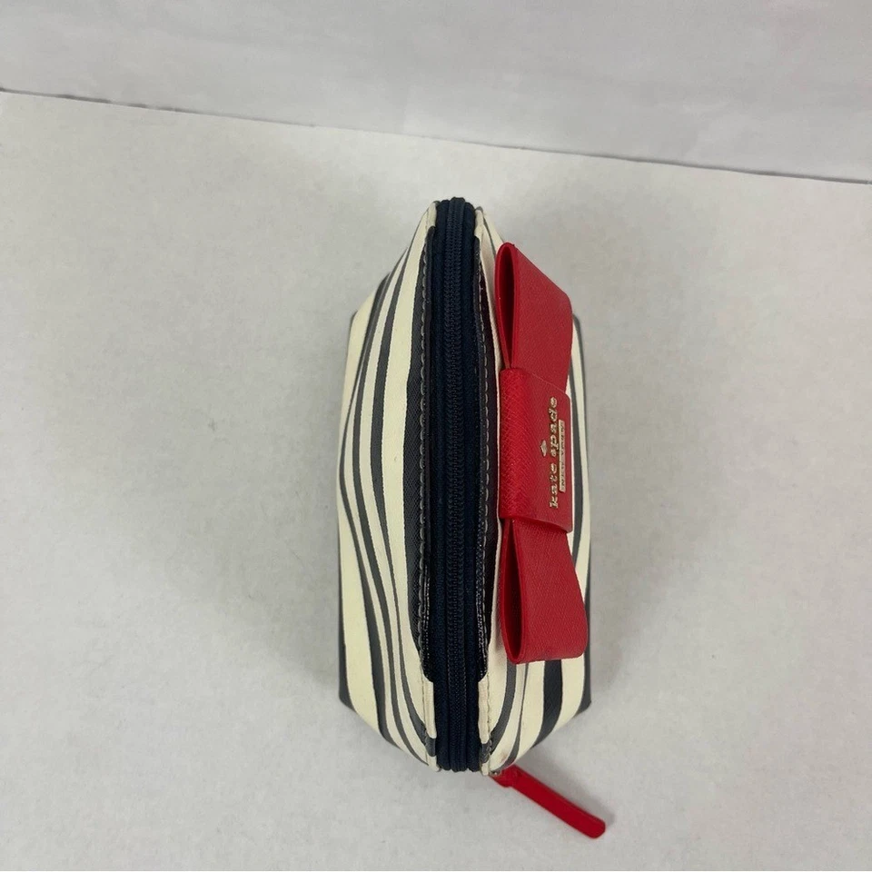Estuche de cosméticos Kate Spade New York azul marino a rayas con lazo rojo Foto 3 de 4