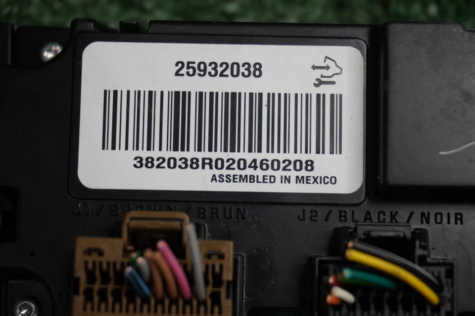 2010 2011 2012 CHEVROLET TRAVERSE TEMPERATURE AC Control PANEL OEM 25932038 - Image 3 of 4