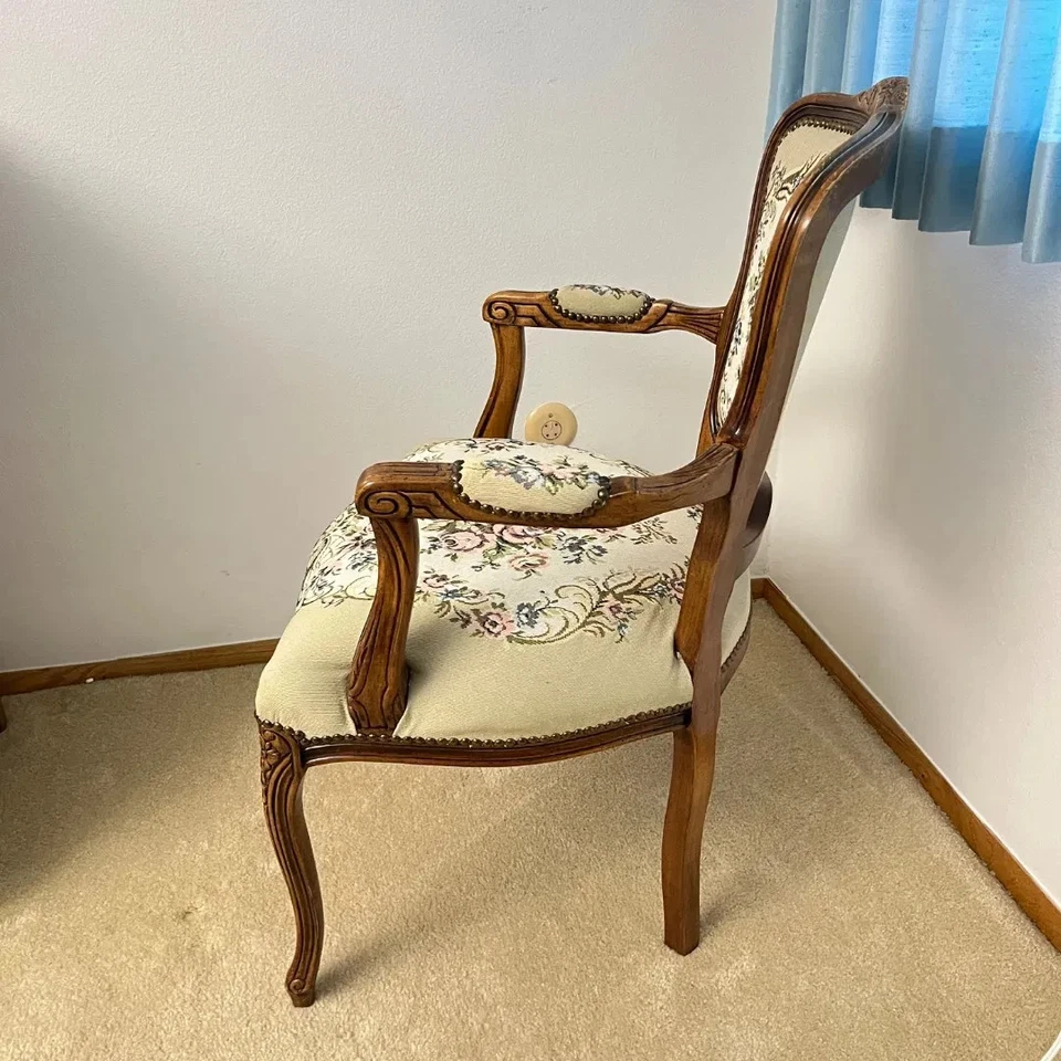 Sillón con brazo de aguja estilo Luis XV francés vintage con grifo rosa escena pastoral Foto 4 de 4