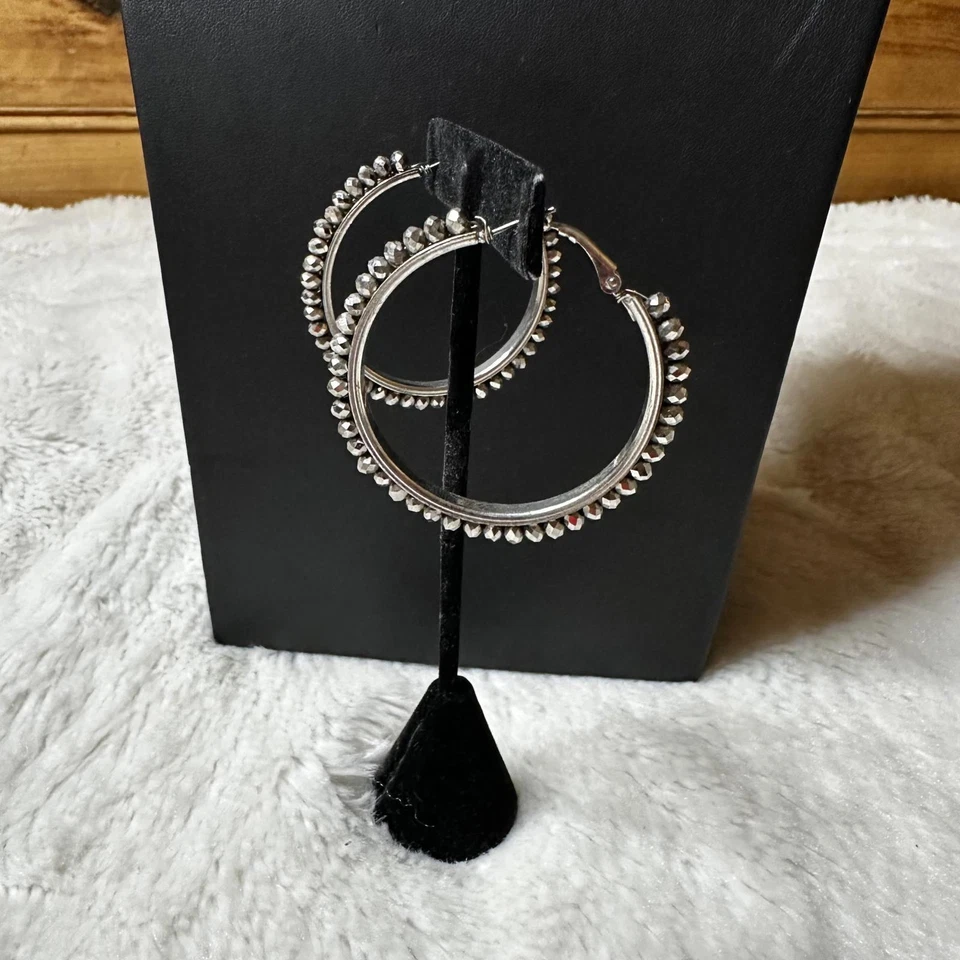 灰色闪亮串珠环状耳环 1.75 英寸镀银 — 第 3/4 张图片