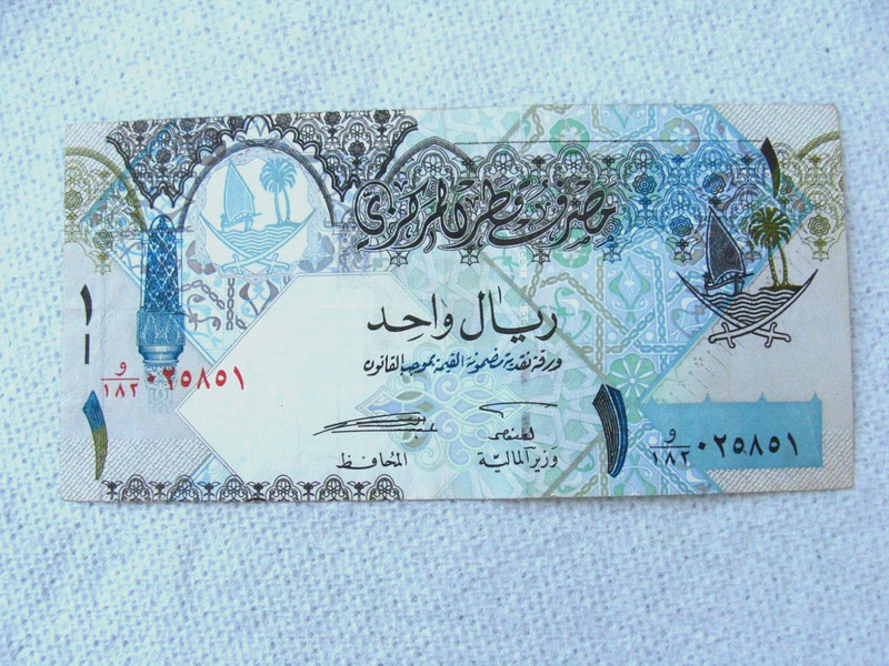 2008 QATAR CENTRAL BANK ONE RIYAL BANKNOTE  X FINE
