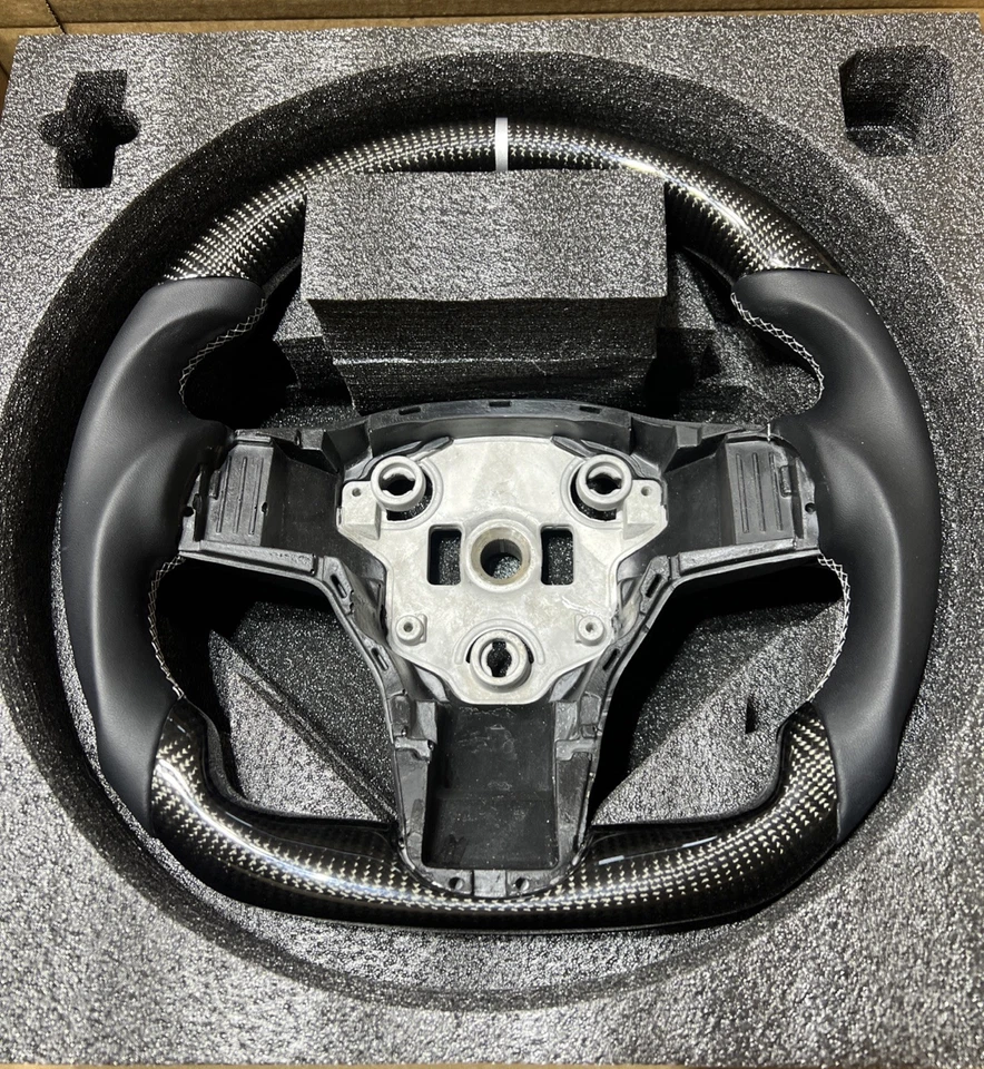 Volante Rekudo RK950-01 fibra de carbono con empuñaduras de cuero 17-22 Tesla Model3 Foto 2 de 2