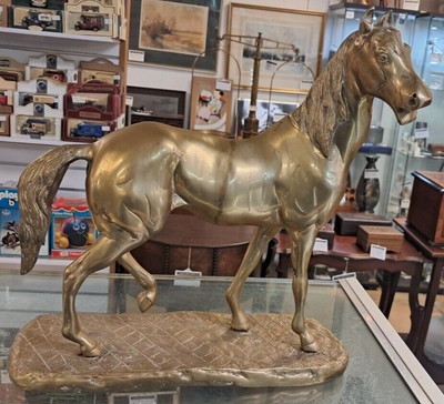 Große Vintage Pferdefigur aus massivem Messing auf Messingsockel/Ständer
