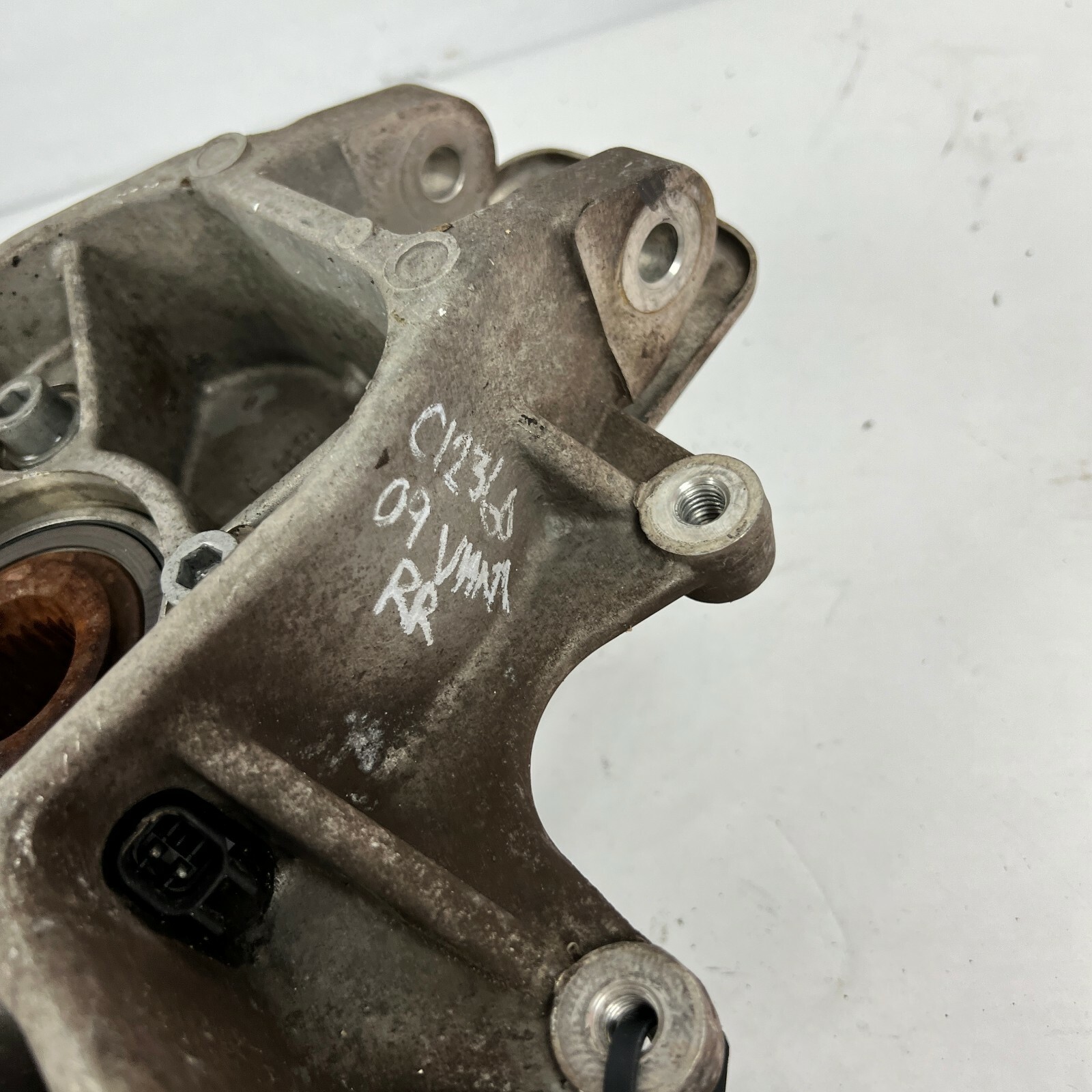 2005 - 2012 Aston Martin DB9 Rear Right Knuckle Spindle Wheel Hub 8D33-5A970-AB
