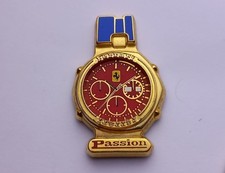 EB195 pin's voiture car montre Ferrari rouge bracelet bleu Arthus Bertrand  