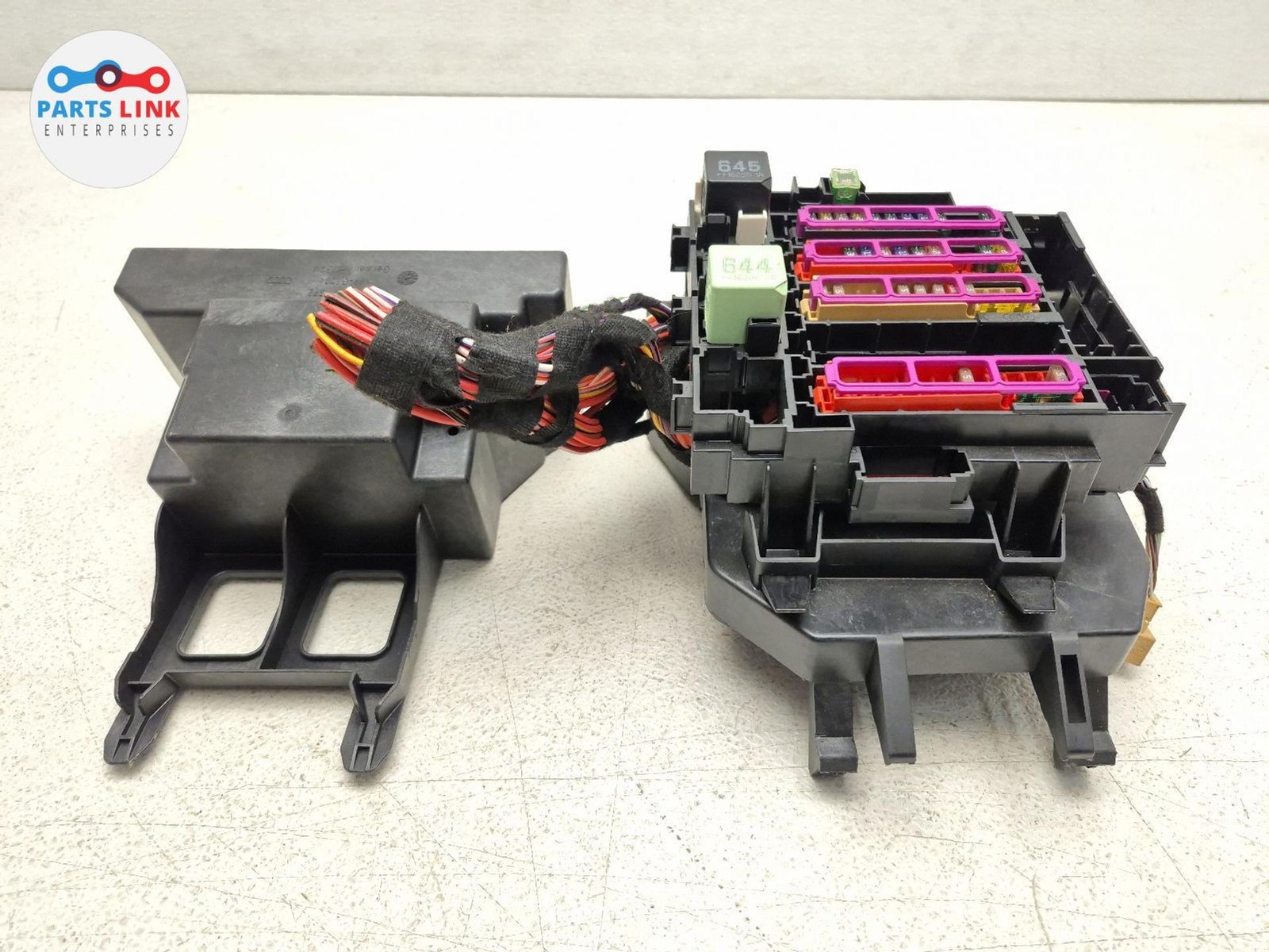 2016-20 BENTLEY BENTAYGA REAR LEFT FUSEBOX POWER RELAY FUSE BOX PLUGS ASSY 636