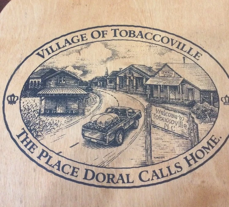 Cesta de picnic de madera natural vintage Y2K Village of Tobaccoville Doral coleccionable Foto 4 de 4