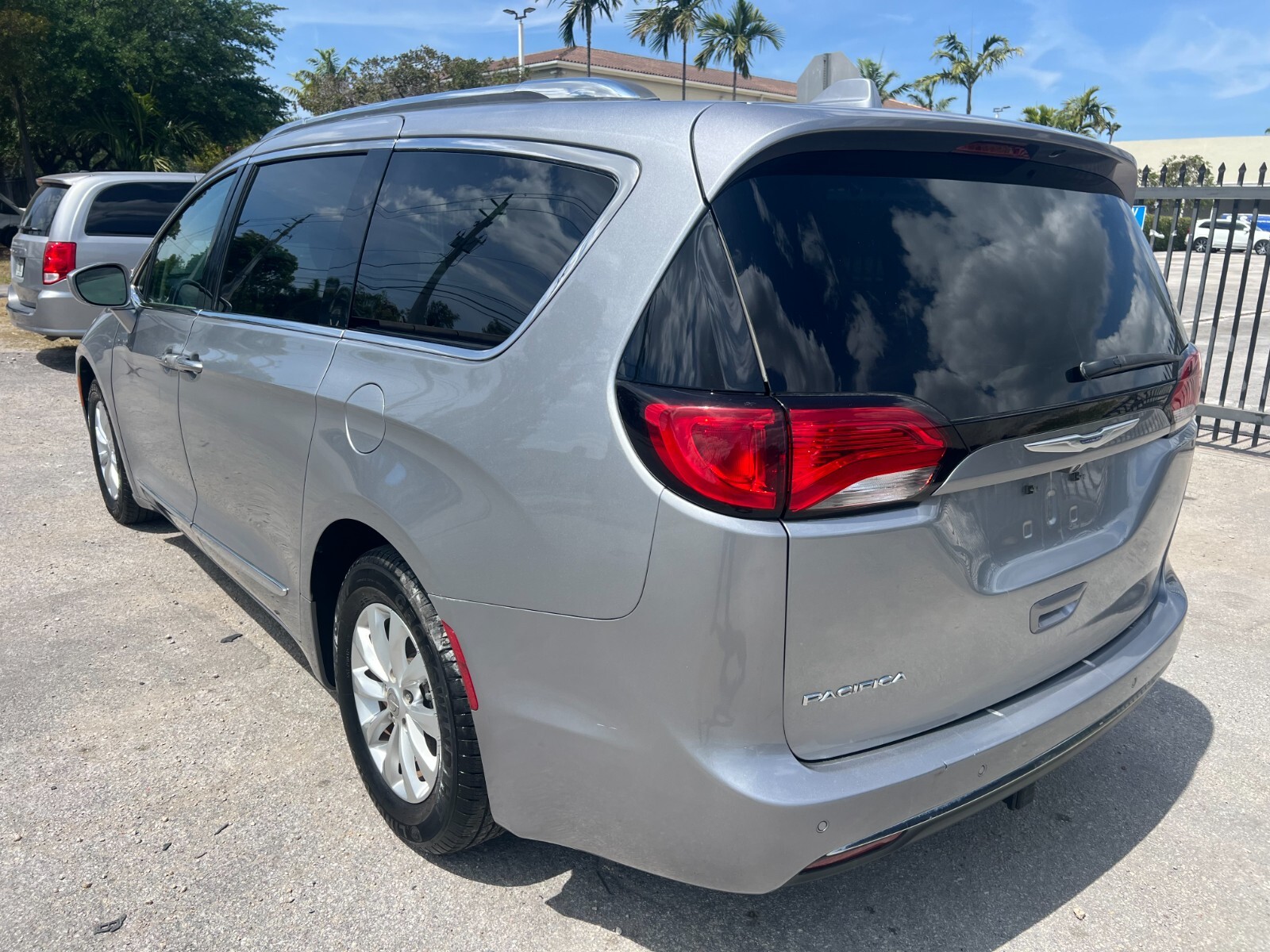 Chrysler Pacifica - Image 5