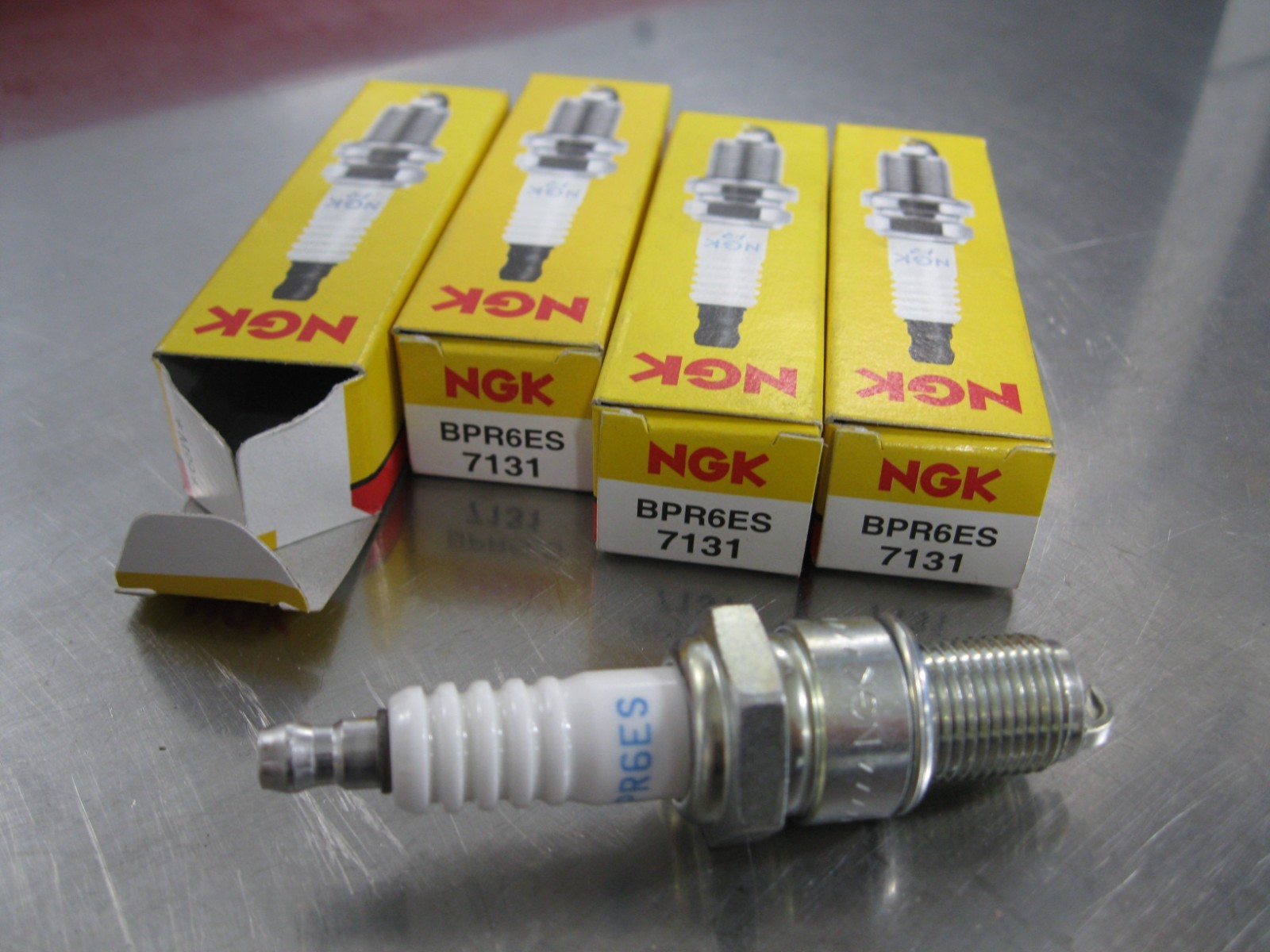 New Lot of 4 Genuine NGK BPR6ES Spark Plug 7131