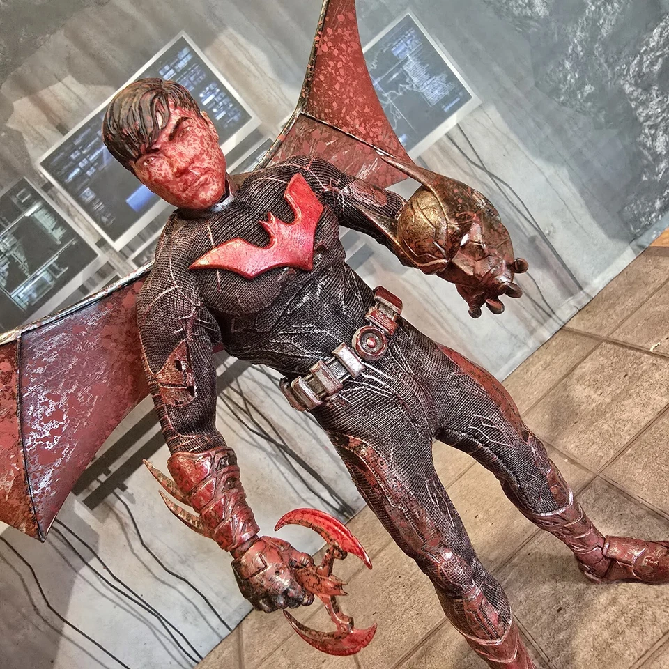 Mezco One 1:12 SDCC 2018 Batman Beyond Custom Battle Damage McFarlane Superman Foto 2 de 4