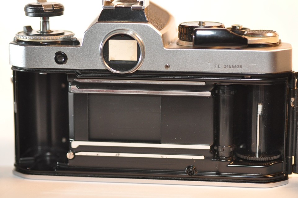 Nikon FE chrome + 50mm F/1.8 AI, light issues, OUTLET - Fotohandel