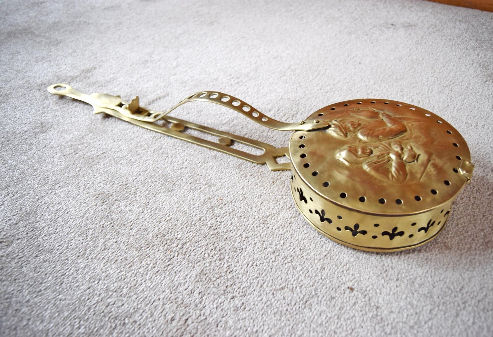 Antiker Kastanienbräter mit Deckel massiv Messing Wanddekor 22,5" Mitte 19. Jahrhundert