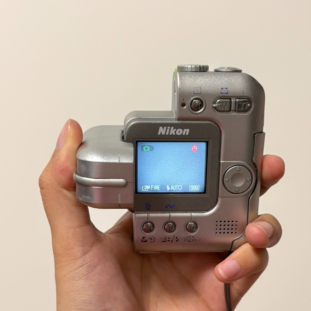 動作品 NIKON SQ COOLPIX デジタルカメラ Nikon COOLPIX SQ Digital Camera 3.1 MP 3x Optical Zoom Bluetooth