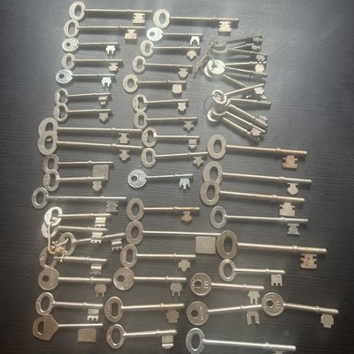 56 x alte Vintage Schlüsselkasten Schrankkasten Schublade Türschlösser Skelett Schlüssel etc (AB)