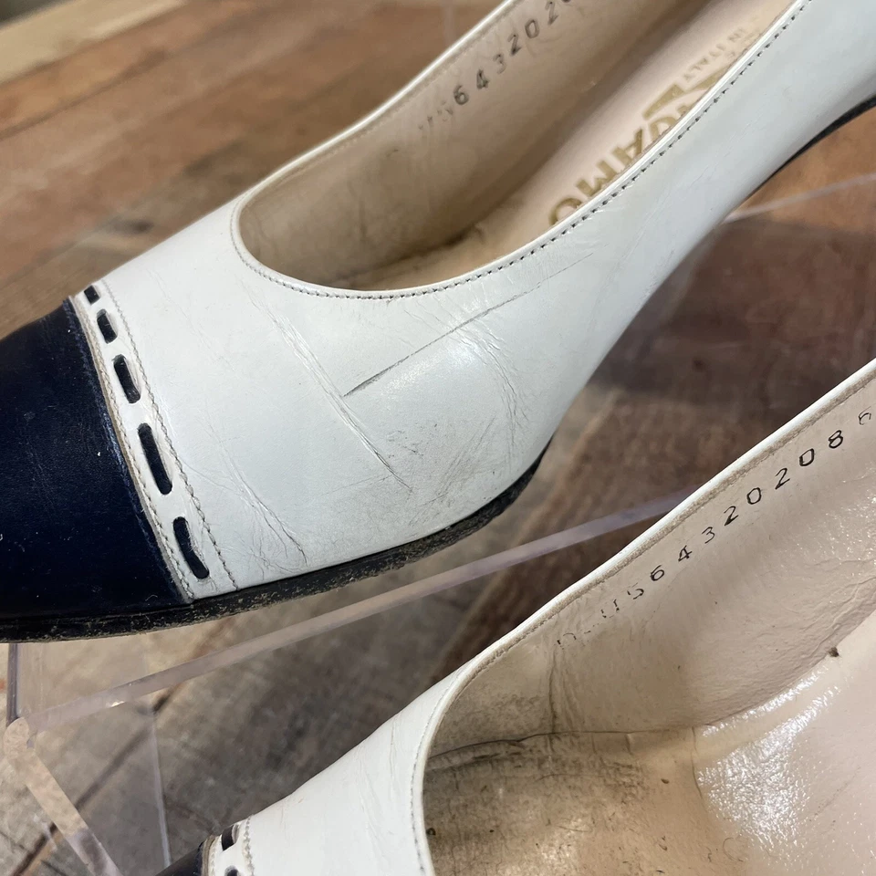 Zapatos de salón Salvatore Ferragamo de colección para mujer blancos/azul marino talla 8,5 AAAA ajuste estrecho Foto 3 de 4