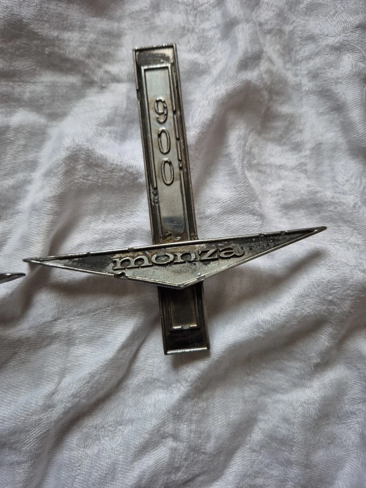 Chevrolet Corvair Monza 900 1960 guardabarros lateral emblema insignia original  Foto 3 de 4