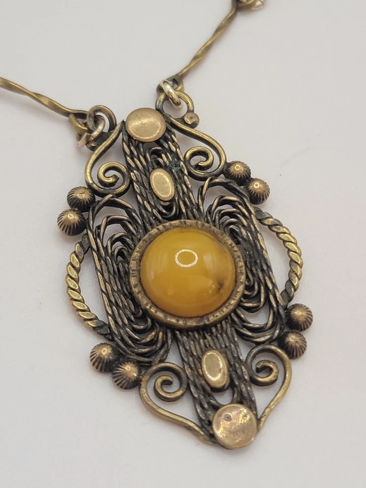 Colgante vintage de piedra con barra y eslabones de latón hecho a mano Foto 3 de 4