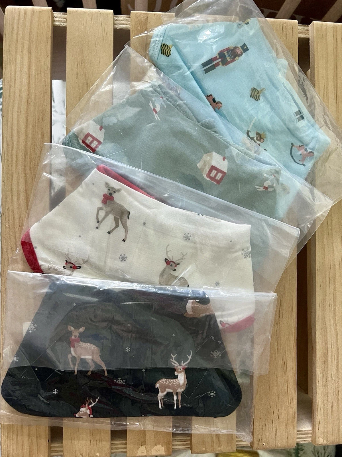 *NIB* Bundle Kyte Baby Bibs Christmas Reindeer Midnight Cloud Nutcracker Alpine
Opens in a new windo