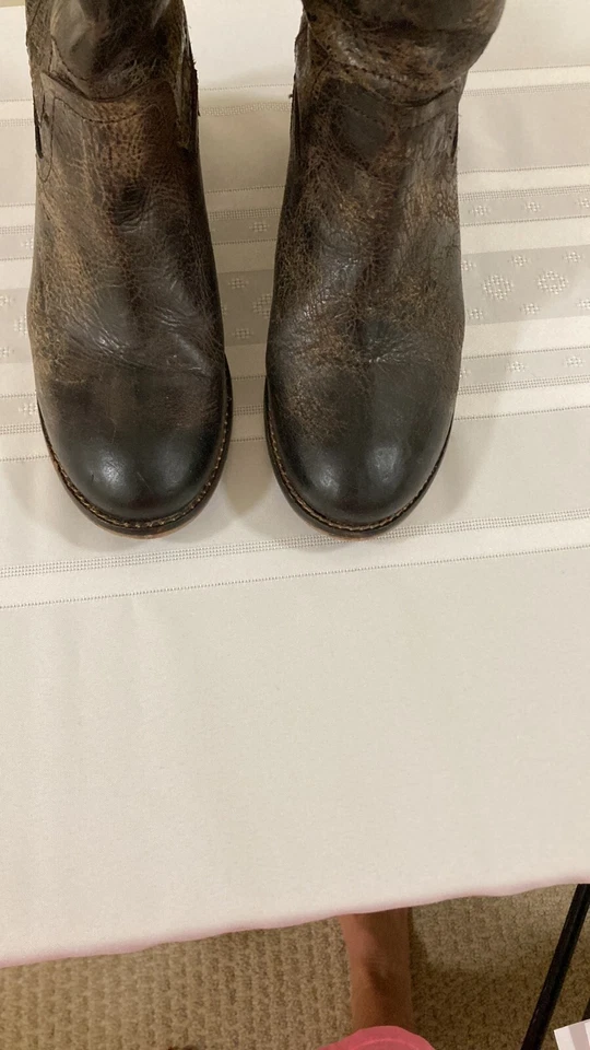 Bota para mujer DiBa True Distressed Looking con tacón ancho de 2" 8 M EXC Foto 3 de 4