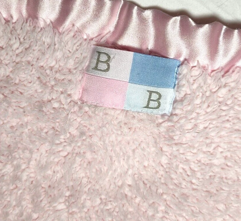 ¿Mantas y más allá? Manta de felpa rosa lisa para bebé niña borde satinado Lovey 31x36 Foto 3 de 3