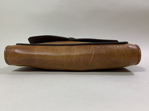 Bolso de pulsera vintage de cuero sintético bronceado con correa de muñeca y revestimiento blanco. - Imagen 12 de 19