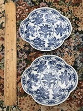 Paire d'anciens plats japonais Arita Imari en porcelaine bleue et blanche lobée