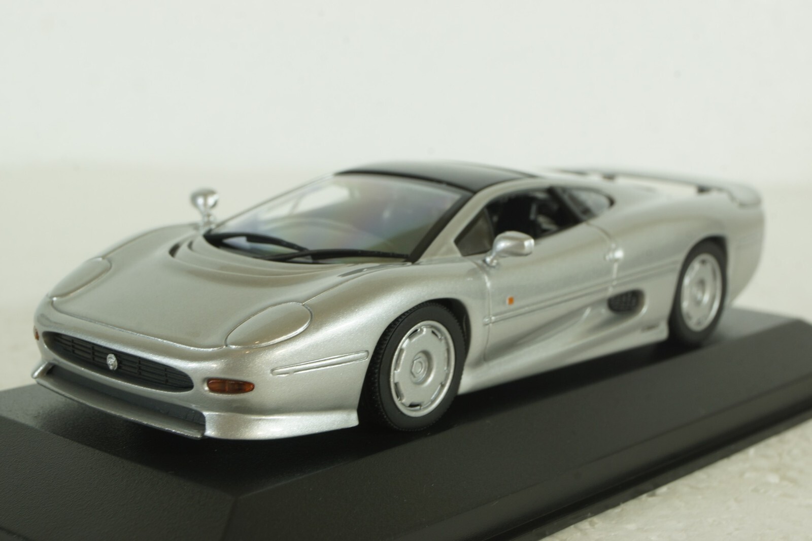 Minichamps Jaguar Xj220 1991 1:43 940102221