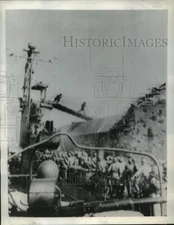 1945 Press Photo U.S. Infantrymen Cross Ramp From LSM to Battleship "Ft. Drum"