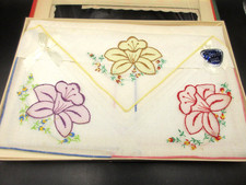 NEW 3 Vtg Rivoli Swiss Style DAFFODIL Flower Embroidered Handkerchiefs Hanky