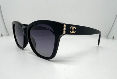 CHANEL Black Frame Sunglasses with Dark Gradient Lenses and Gold and Pearl Chain Chanel Sunglasses w/Pearls Square-Gold & Dark Green  main image 4