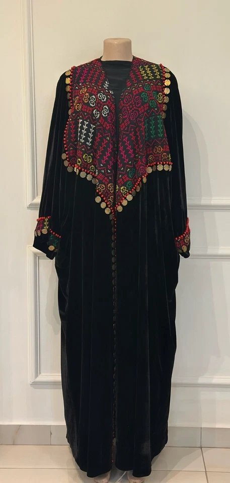 Thobe palestino tradicional hecho a mano - tela de terciopelo con bordado colorido Foto 3 de 4