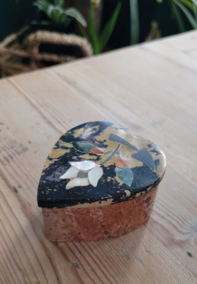 Marmor Stein 6cm Herz Schmuckdose und Deckel mit Blumenintarsien 126g
