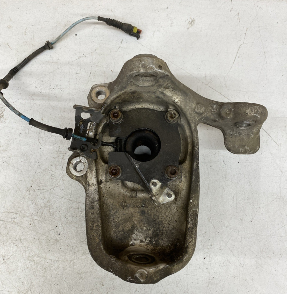 * 03-10 Maserati Quattroporte M139 Front Left Side Spindle Knuckle Hub 206791
