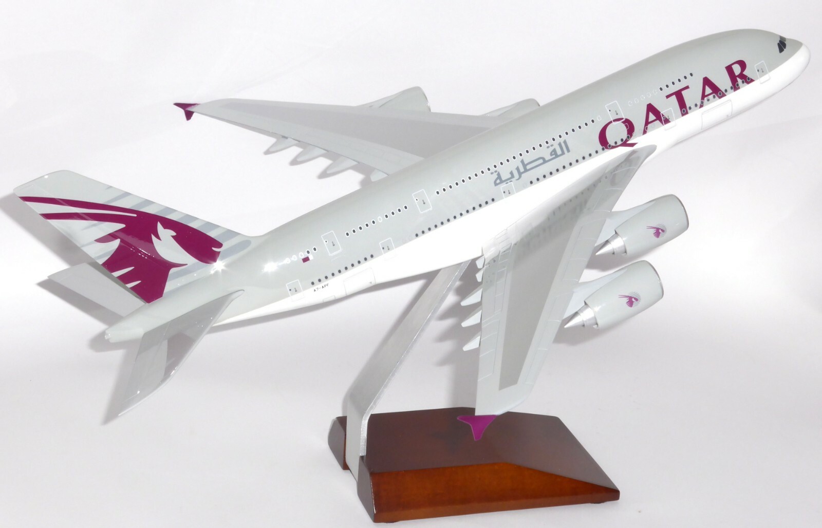 Airbus A380-800 Official Qatar Airways Pacmin Collectors Model 1:200 JG