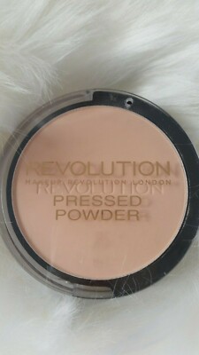 REVOLUTION Make Up Pressed Powder 7,5 gr - Porzellan Soft Pink + Schwamm + Spiegel