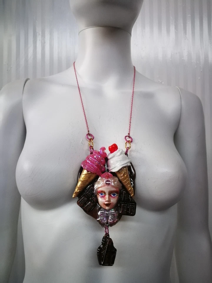 Joyería Art Deco Nuevo Muñeca Cabeza Escultura Colgante Chocolate Taza Pastel Helado Foto 3 de 4